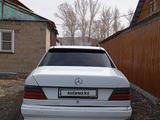 Mercedes-Benz E 220 1992 года за 700 000 тг. в Усть-Каменогорск – фото 2