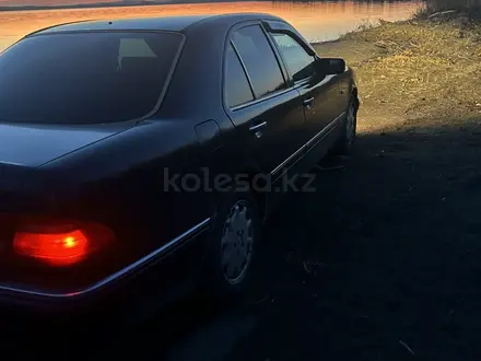 Mercedes-Benz E 280 1997 года за 2 600 000 тг. в Щучинск – фото 2