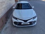 Toyota Camry 2018 года за 13 000 000 тг. в Жанаозен – фото 2