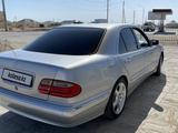 Mercedes-Benz E 240 2000 года за 3 900 000 тг. в Жанаозен – фото 3