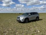 Toyota Highlander 2018 года за 14 000 000 тг. в Актобе – фото 2