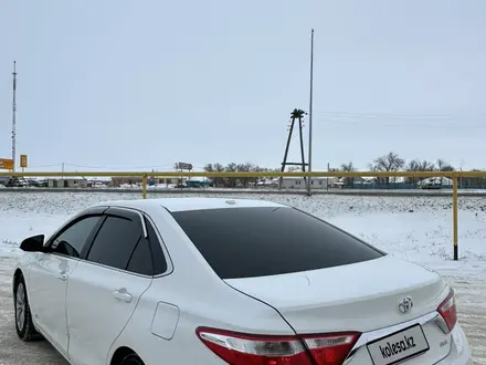 Toyota Camry 2015 года за 7 200 000 тг. в Актобе – фото 5