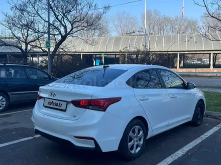 Hyundai Solaris 2018 года за 5 900 000 тг. в Тараз – фото 6