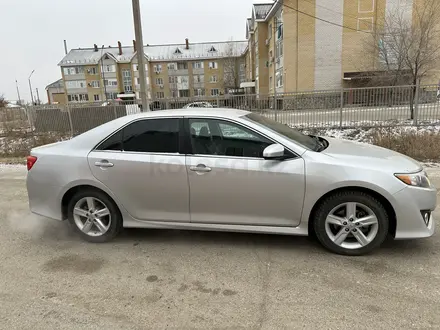 Toyota Camry 2014 года за 5 750 000 тг. в Актобе – фото 2