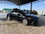 Toyota Camry 2022 года за 14 800 000 тг. в Уральск – фото 4