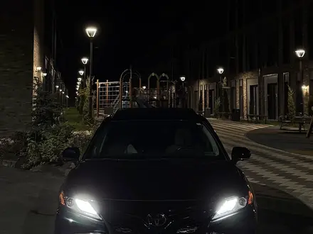 Toyota Camry 2021 года за 11 000 000 тг. в Атырау – фото 2