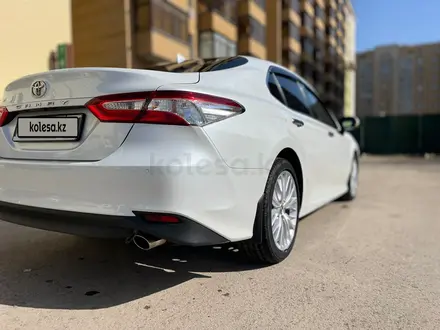 Toyota Camry 2018 года за 14 500 000 тг. в Астана – фото 12