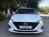 Hyundai Accent 2021 года за 6 900 000 тг. в Уральск – фото 2
