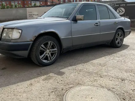 Mercedes-Benz E 200 1991 года за 900 000 тг. в Актобе – фото 3