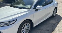 Toyota Camry 2021 года за 13 700 000 тг. в Астана – фото 2