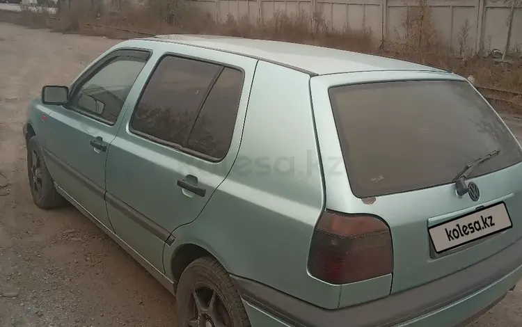 Volkswagen Golf 1993 годаfor1 550 000 тг. в Семей