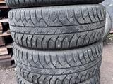 215/60/17 Bridgestone. Зимний комплект шин за 55 000 тг. в Алматы