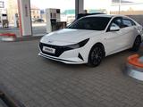 Hyundai Elantra 2021 года за 9 800 000 тг. в Атырау