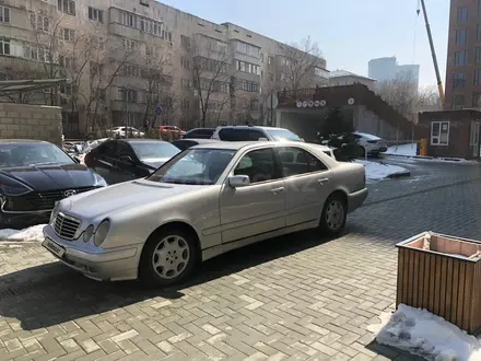 Mercedes-Benz E 200 2002 года за 4 300 000 тг. в Алматы – фото 2