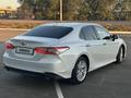 Toyota Camry 2018 года за 13 500 000 тг. в Уральск – фото 4