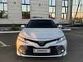 Toyota Camry 2018 года за 13 500 000 тг. в Уральск – фото 2