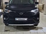 Toyota RAV4 2017 года за 12 200 000 тг. в Актобе – фото 2