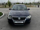 Volkswagen Passat 2005 года за 2 700 000 тг. в Алматы – фото 2