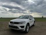 Volkswagen Touareg 2015 года за 9 100 000 тг. в Уральск – фото 2