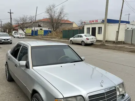 Mercedes-Benz E 320 1993 года за 3 000 000 тг. в Атырау – фото 2