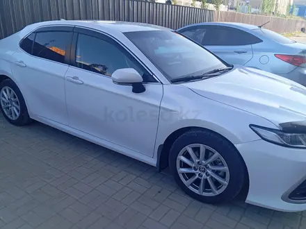 Toyota Camry 2021 года за 13 200 000 тг. в Актобе – фото 4