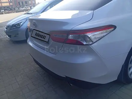 Toyota Camry 2021 года за 13 200 000 тг. в Актобе – фото 5