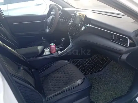 Toyota Camry 2021 года за 13 200 000 тг. в Актобе – фото 7