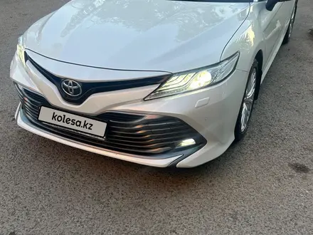 Toyota Camry 2018 года за 13 900 000 тг. в Павлодар – фото 2