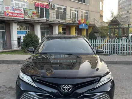 Toyota Camry 2018 года за 13 900 000 тг. в Алматы