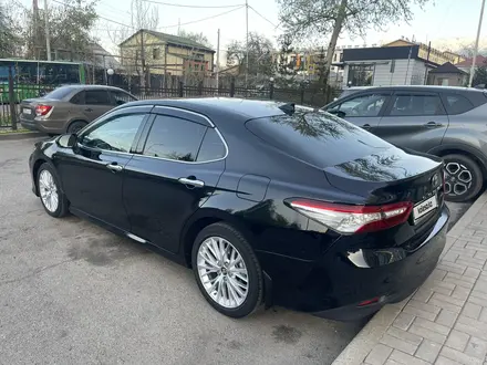 Toyota Camry 2018 года за 13 900 000 тг. в Алматы – фото 9