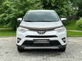 Toyota RAV4 2018 года за 15 300 000 тг. в Алматы – фото 2