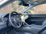 Toyota Camry 2020 года за 15 200 000 тг. в Алматы – фото 2