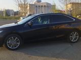 Toyota Camry 2016 года за 7 500 000 тг. в Уральск – фото 3