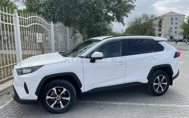 Toyota RAV4 2021 года за 14 000 000 тг. в Атырау