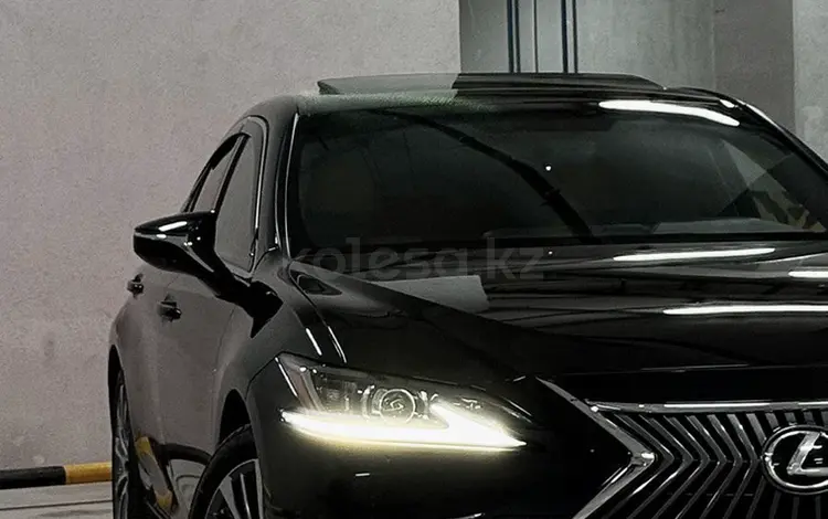 Lexus ES 250 2019 года за 25 000 000 тг. в Астана