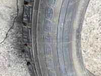 Зимняя резина Yokohama 215/60R16 1штүшін4 000 тг. в Алматы