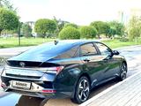 Hyundai Elantra 2023 годаfor10 400 000 тг. в Астана – фото 2