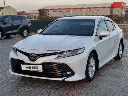 Toyota Camry 2020 года за 14 000 000 тг. в Атырау – фото 2