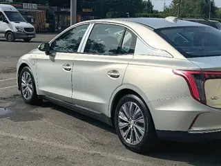 Hongqi E-QM5