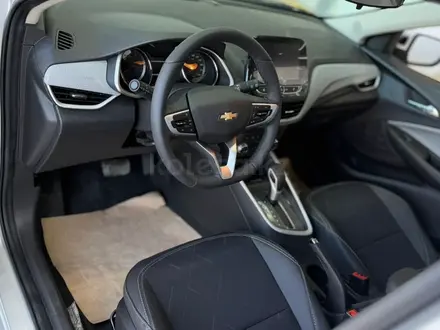 Chevrolet Onix Premier 1 2025 года за 7 990 000 тг. в Атырау – фото 5