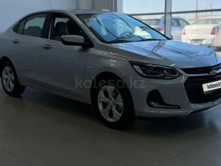 Chevrolet Onix Premier 1 2025 года за 7 990 000 тг. в Атырау – фото 4