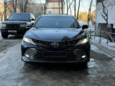 Toyota Camry 2018 года за 13 700 000 тг. в Астана – фото 2