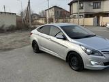 Hyundai Solaris 2015 года за 5 500 000 тг. в Атырау – фото 2