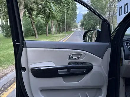 Kia Carnival 2016 года за 11 000 000 тг. в Алматы – фото 11