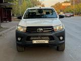 Toyota Hilux 2018 года за 12 000 000 тг. в Алматы – фото 2