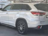 Toyota Highlander 2018 года за 23 500 000 тг. в Алматы – фото 4