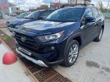 Toyota RAV4 2021 года за 14 450 000 тг. в Уральск – фото 3