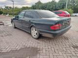 Mercedes-Benz E 230 1996 года за 1 500 000 тг. в Уральск – фото 2