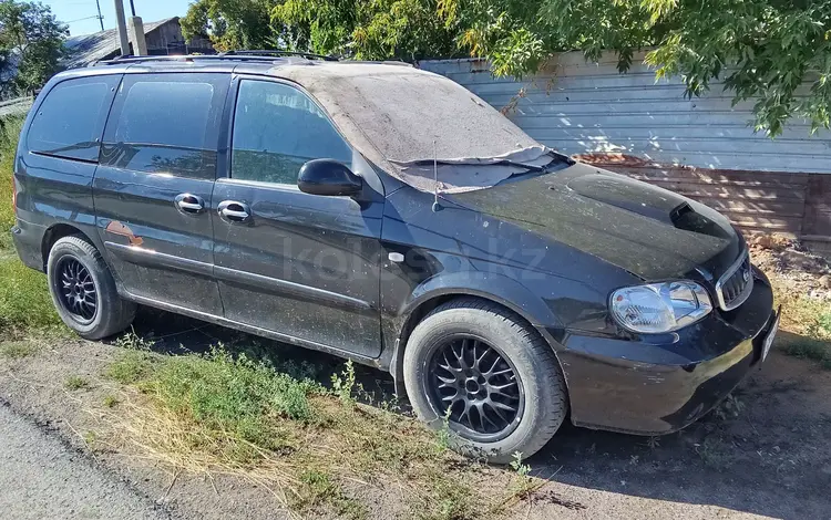 Kia Carnival 2000 года за 1 800 000 тг. в Шахтинск