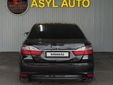 Toyota Camry 2015 года за 9 590 000 тг. в Шымкент – фото 2